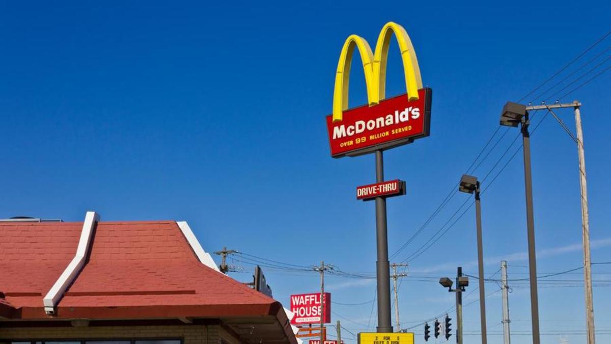 McDonald’s U.S. Third-Quarter Sales Rise, Fast-Food Giant Lifts Dividend