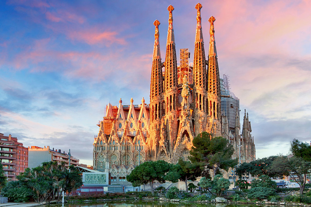 16 basilica sagrada familia barcelona spain TTstudio : Shutterstock.