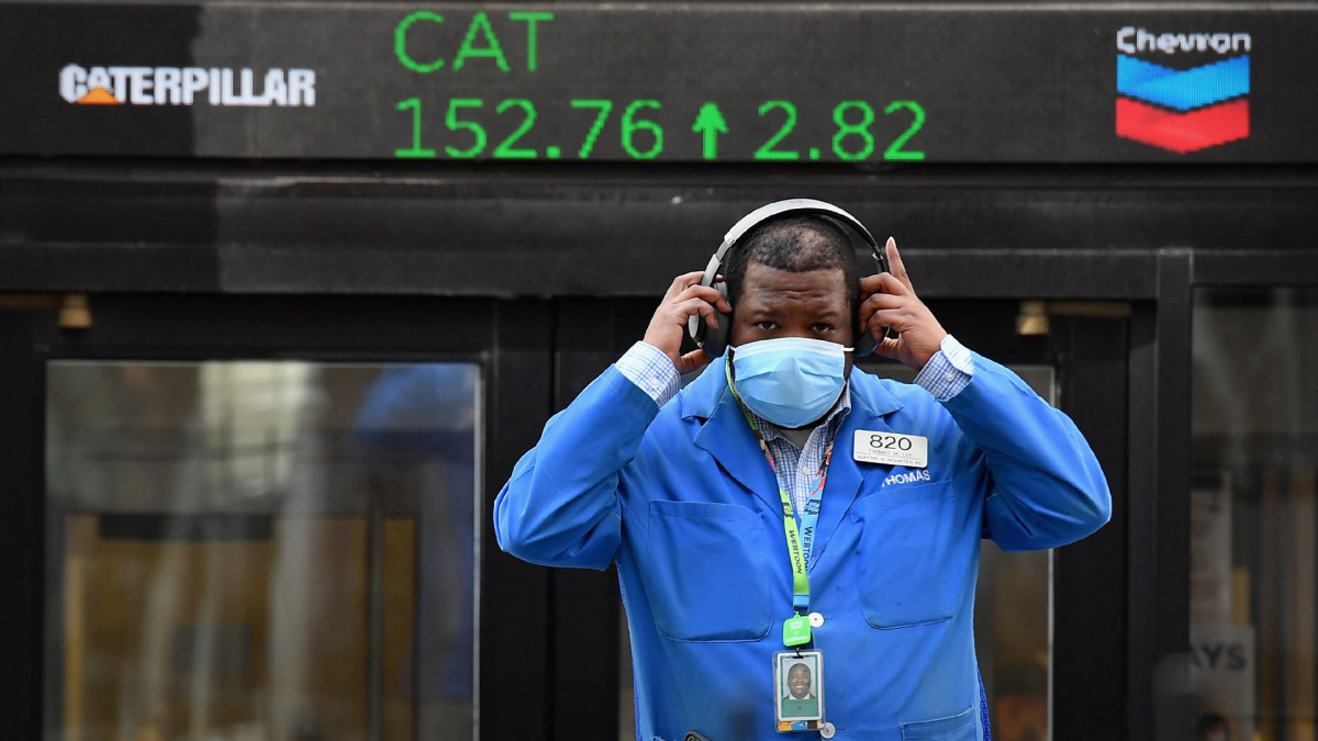 Dow drops 380, 1.25%, while virus outbreak reignites blocking fears