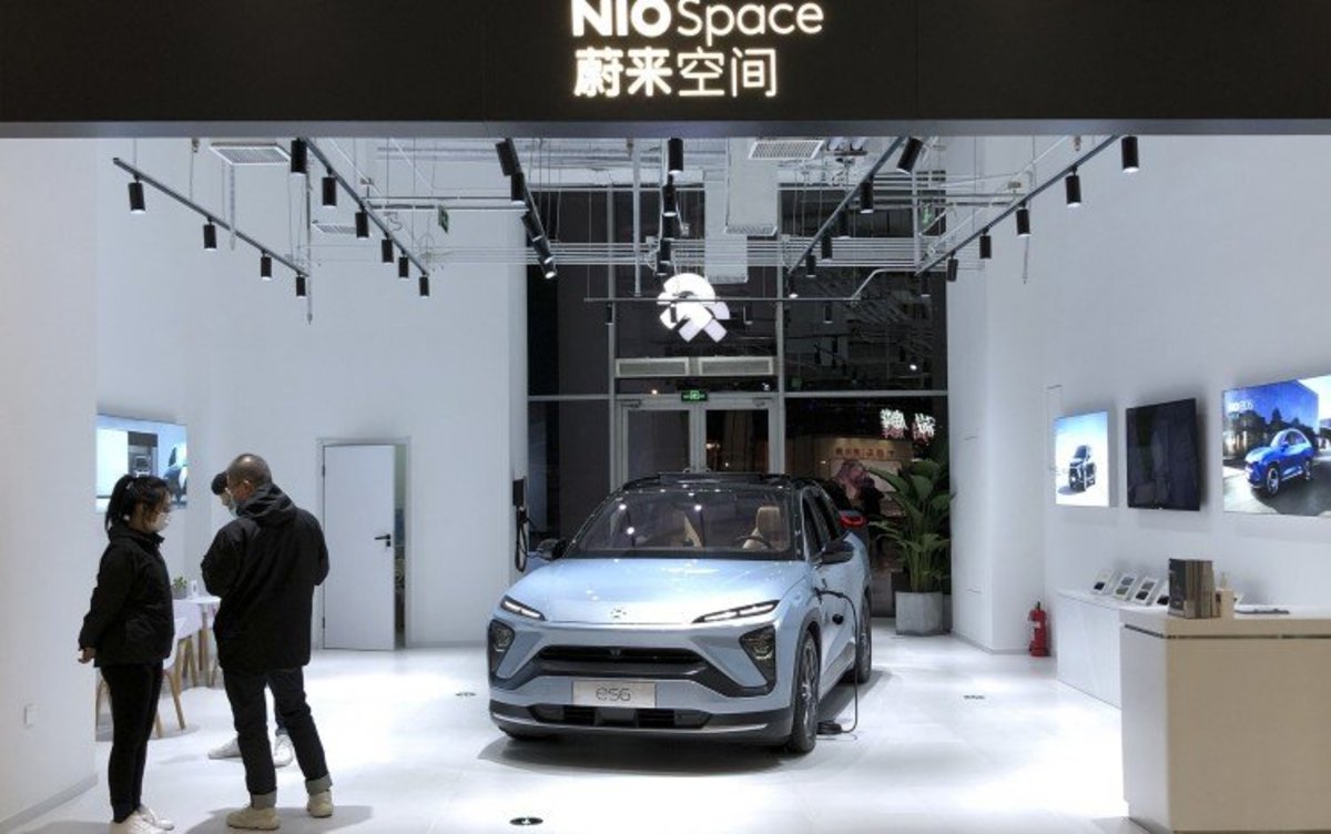 electric car makers nio xpeng tesla tap chinas shopping mall footfall with experience stores