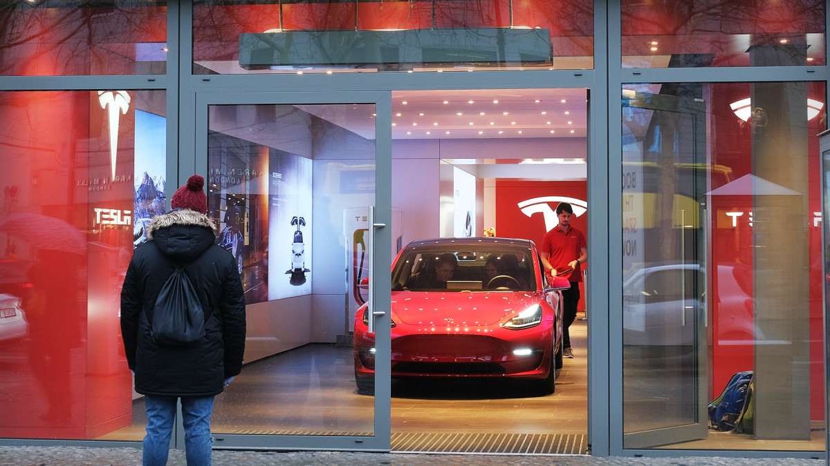 Tesla offers good news for electric car buyers
