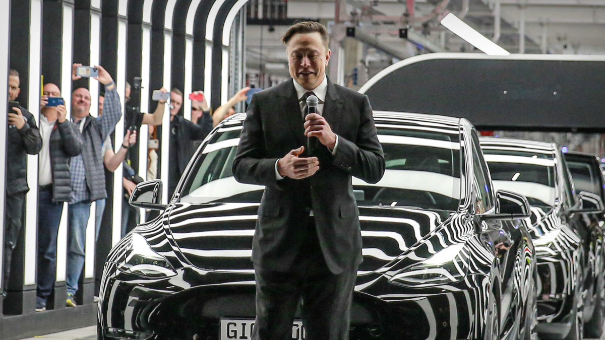 Elon Musk Prepares Huge Gift for Tesla Investors