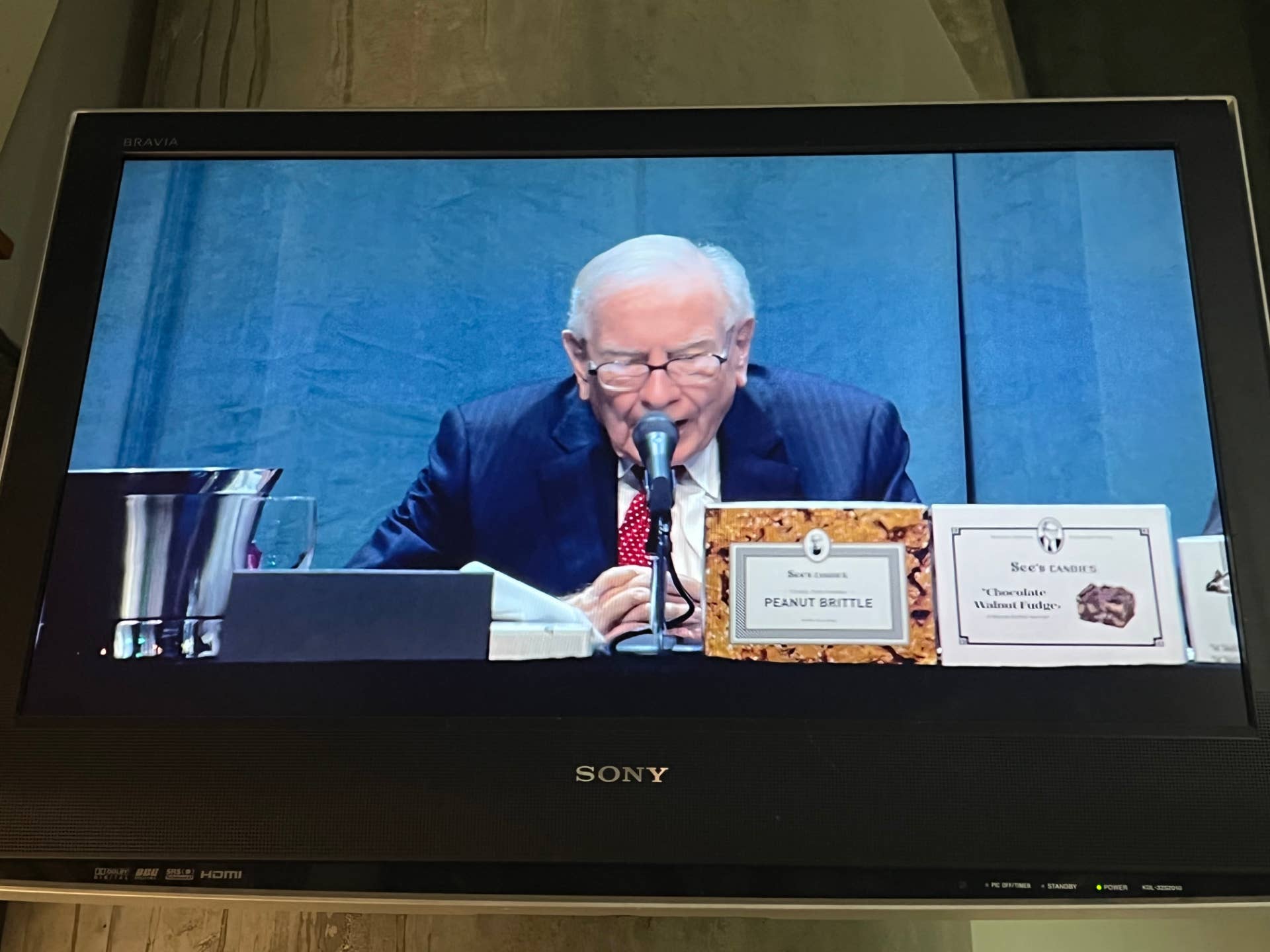 An Inside Look at Berkshire Hathaway's Shareholders-Only Movie - Vimarsana News