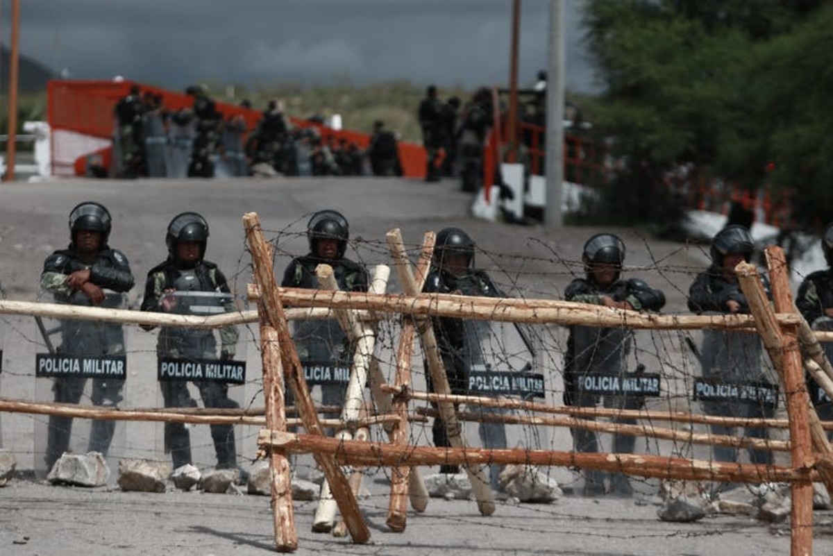 Mexican National Guard troops stand guard at Las Pilas dam after 2020 clashes with farmers in Chihuahua State. AP Photo/Christian Chavez