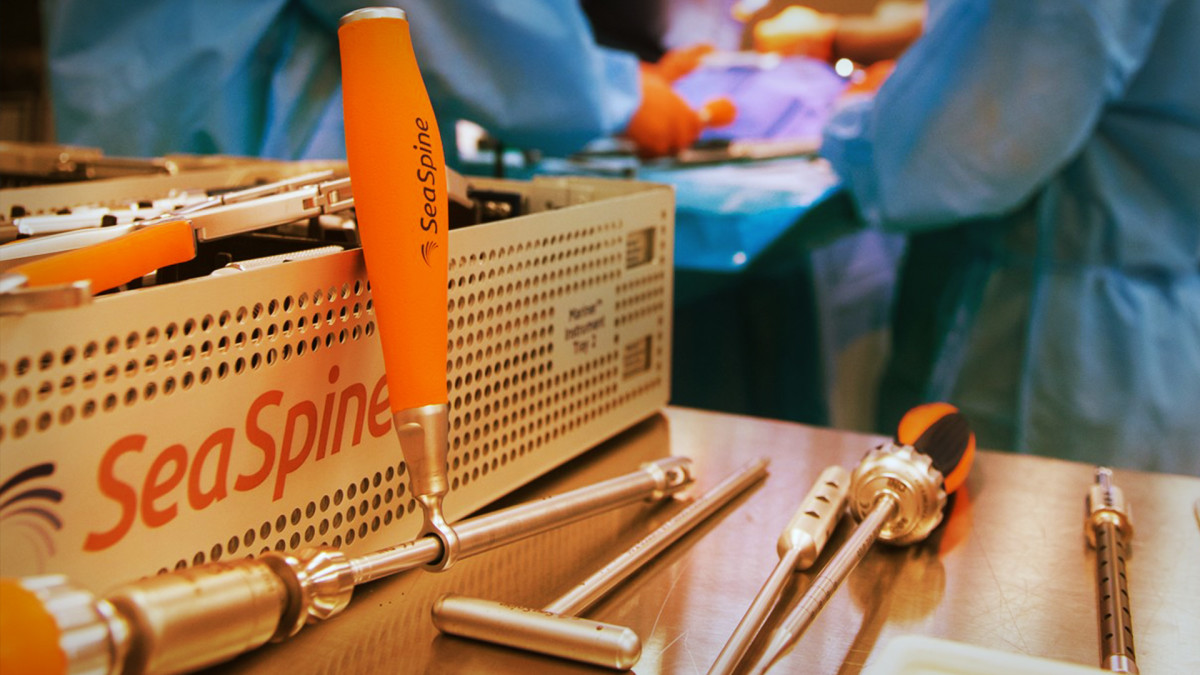 SeaSpine elogiado por los analistas después de la extracción de la unidad espinal por parte de la FDA