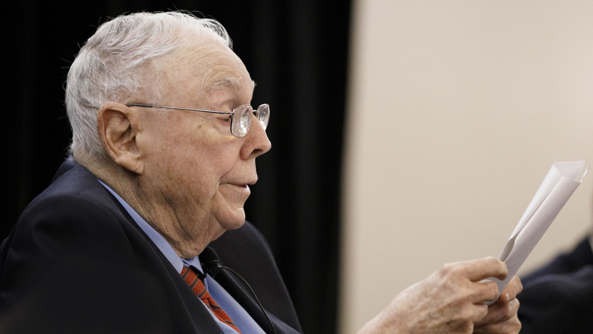 Berkshire Hathaway investing giant Charlie Munger dies at 99 - TheStreet