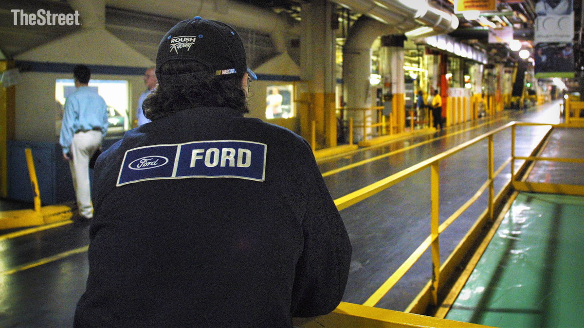 Ford stock falls as UBS downgrades to “sell”;  GM’s rating has also been cut