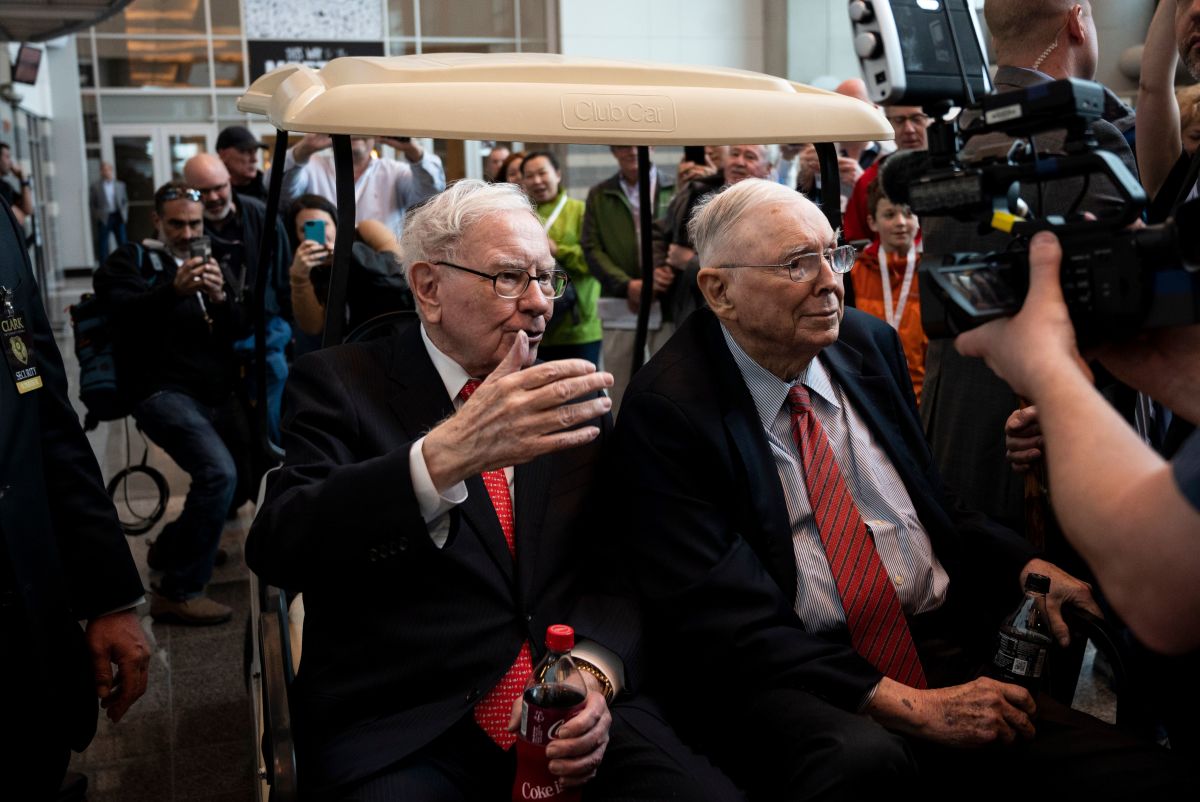 Warren Buffett (L), CEO of Berkshire Hathaway, and Vice Chairman Charlie Munger attend the 2019 annual shareholders meeting in Omaha, Nebraska, May 3, 2019. (Photo by Johannes EISELE / AFP)        (Photo credit should read JOHANNES EISELE/AFP via Getty Images)