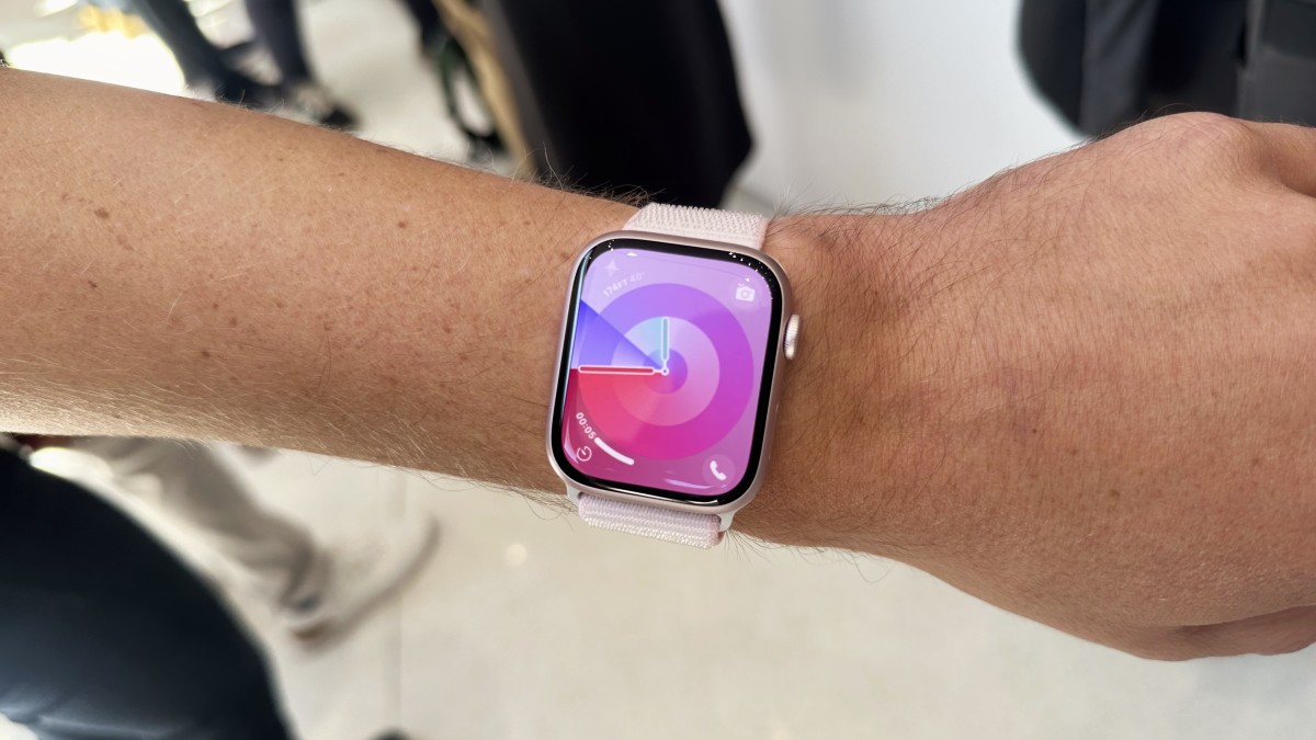 Apple Watch Series 9 First Look: Double Tap and the S9 chip - TheStreet