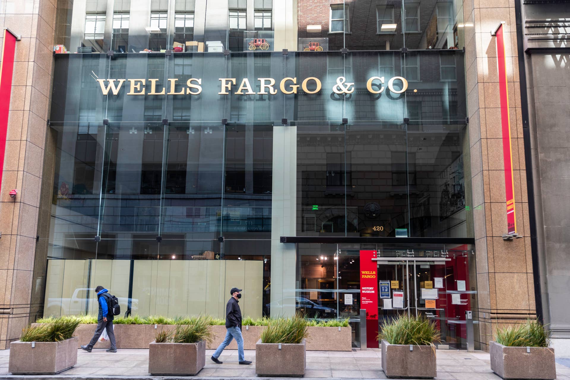 Bitcoin beats world's top 5 banks by $350 billion - TheStreet Crypto