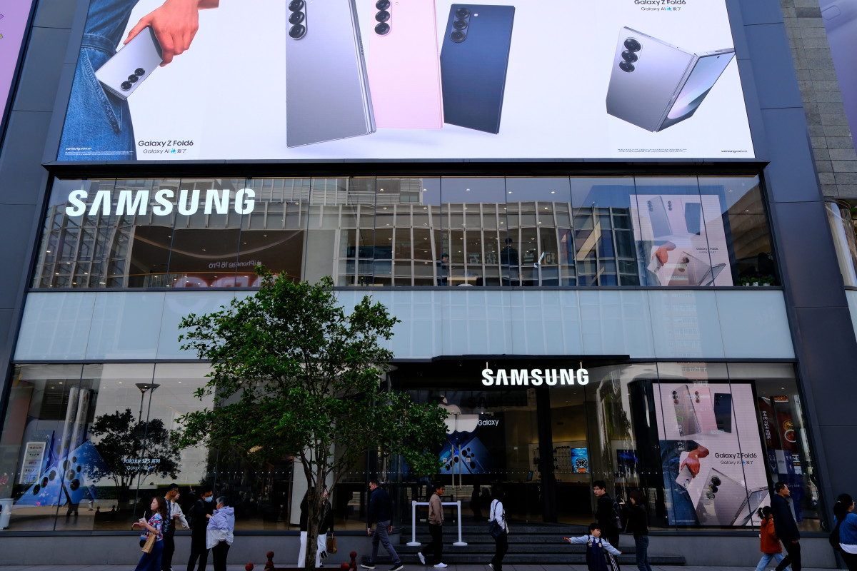 Samsung puts crypto in 75 million pockets, Apple refuses to play -  TheStreet Crypto: Bitcoin and cryptocurrency news, advice, analysis and more