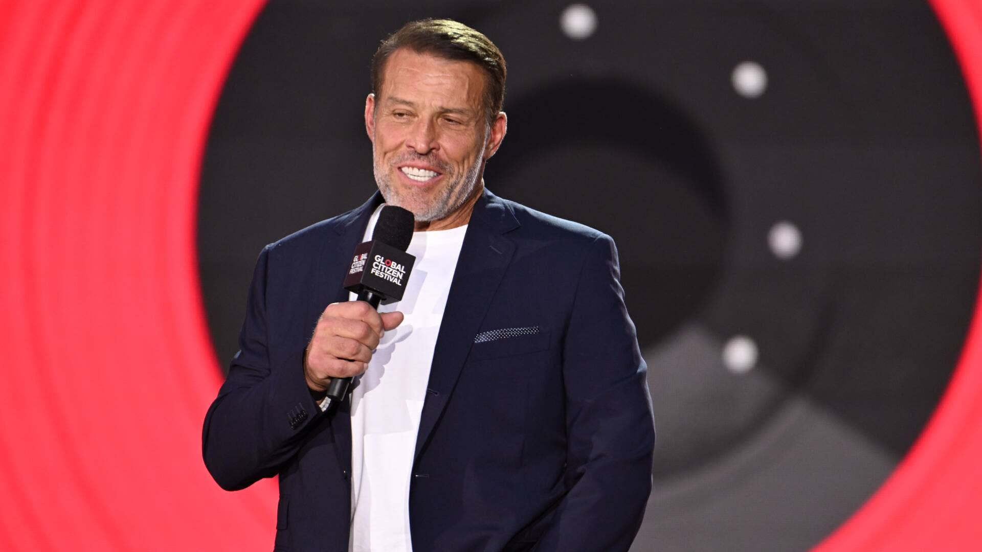 Tony Robbins warnt eindringlich vor einem wichtigen Fehler bei 401(k)- und ...