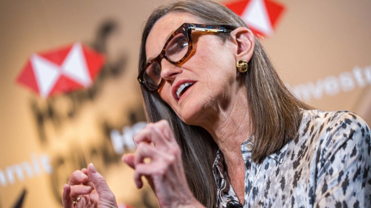 Cathie Wood sells shares in major AI stock - TheStreet