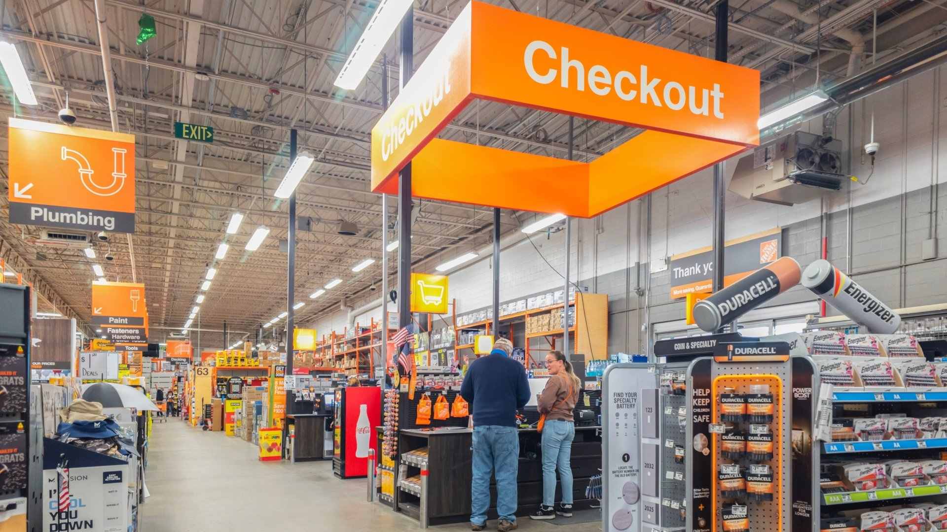 Люди делают покупки в магазине Home Depot.