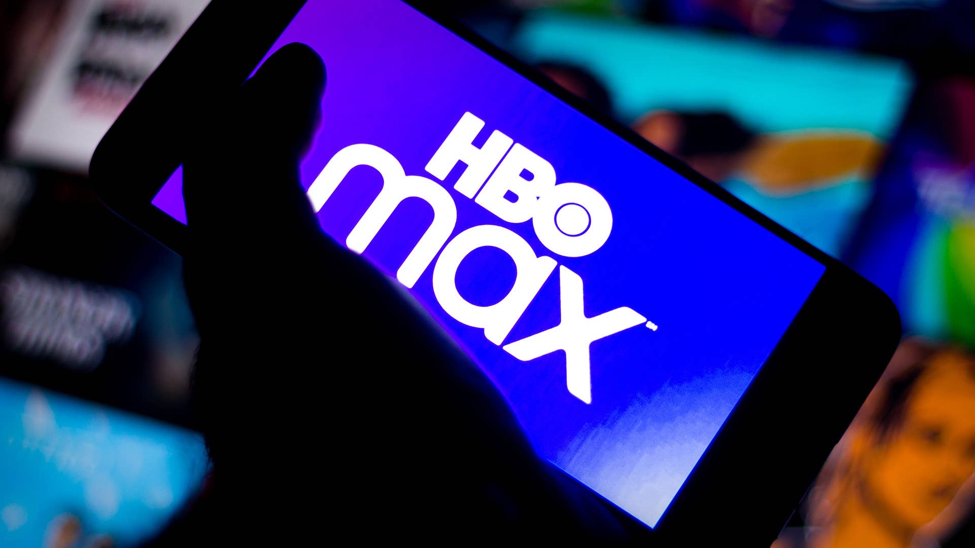 Логотип HBO Max на смартфоне.