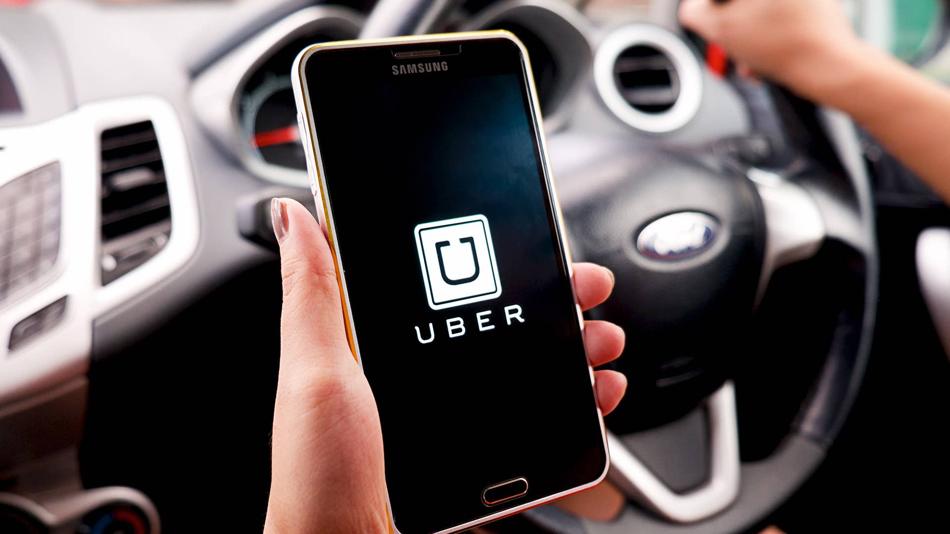Aplikacja Uber wyświetla się na ekranie smartfona.