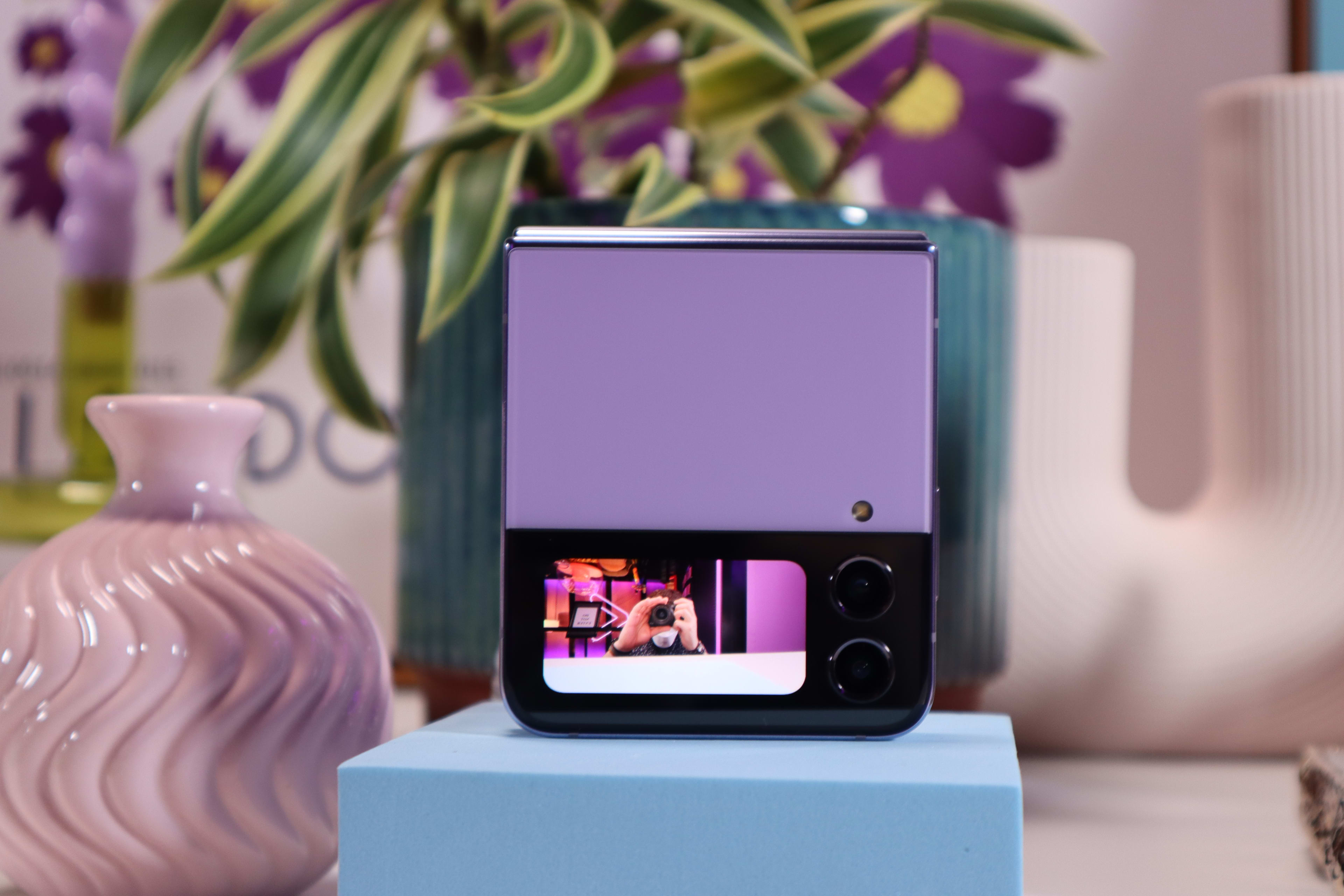 1-galaxy-z-flip-4.jpg?arena_f_auto