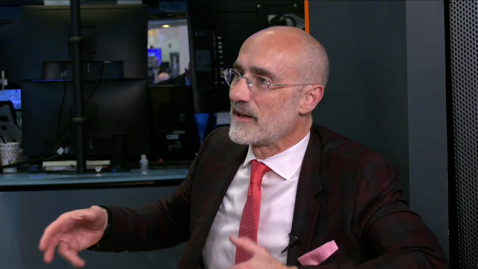 Harvard author explains how social media is costing people money - TheStreet