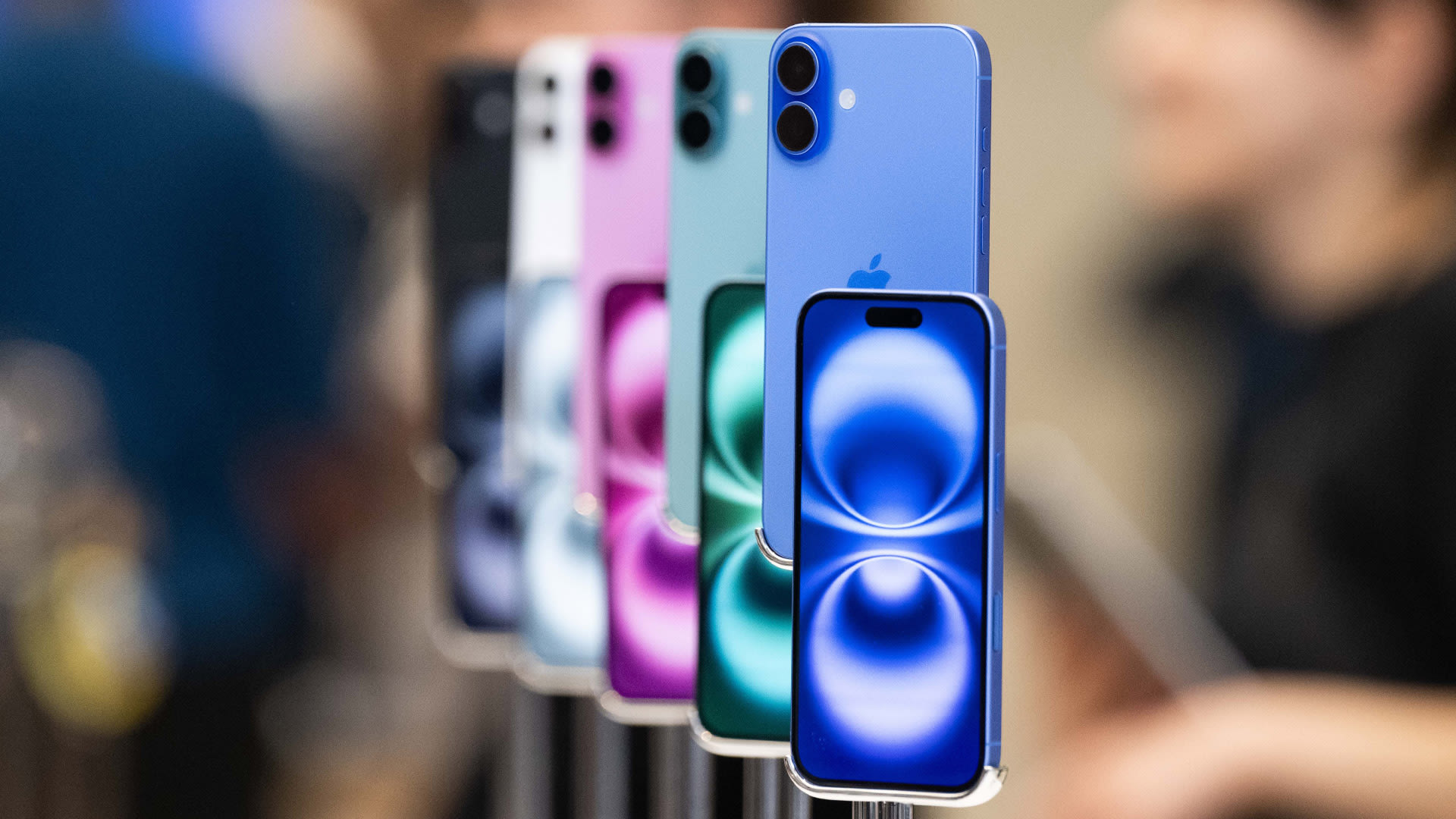 Analyst unveils bold Apple stock price forecast in 2025 - TheStreet