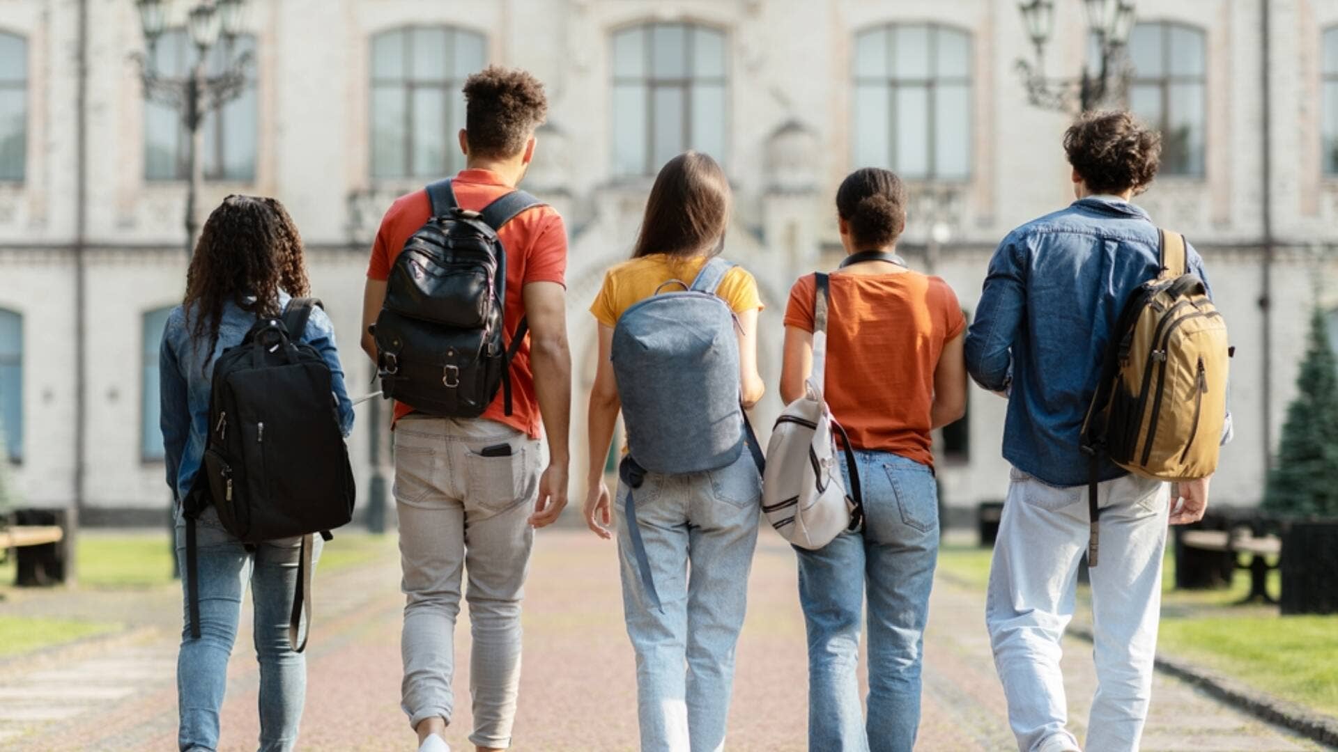 Étudiants sur un campus universitaire