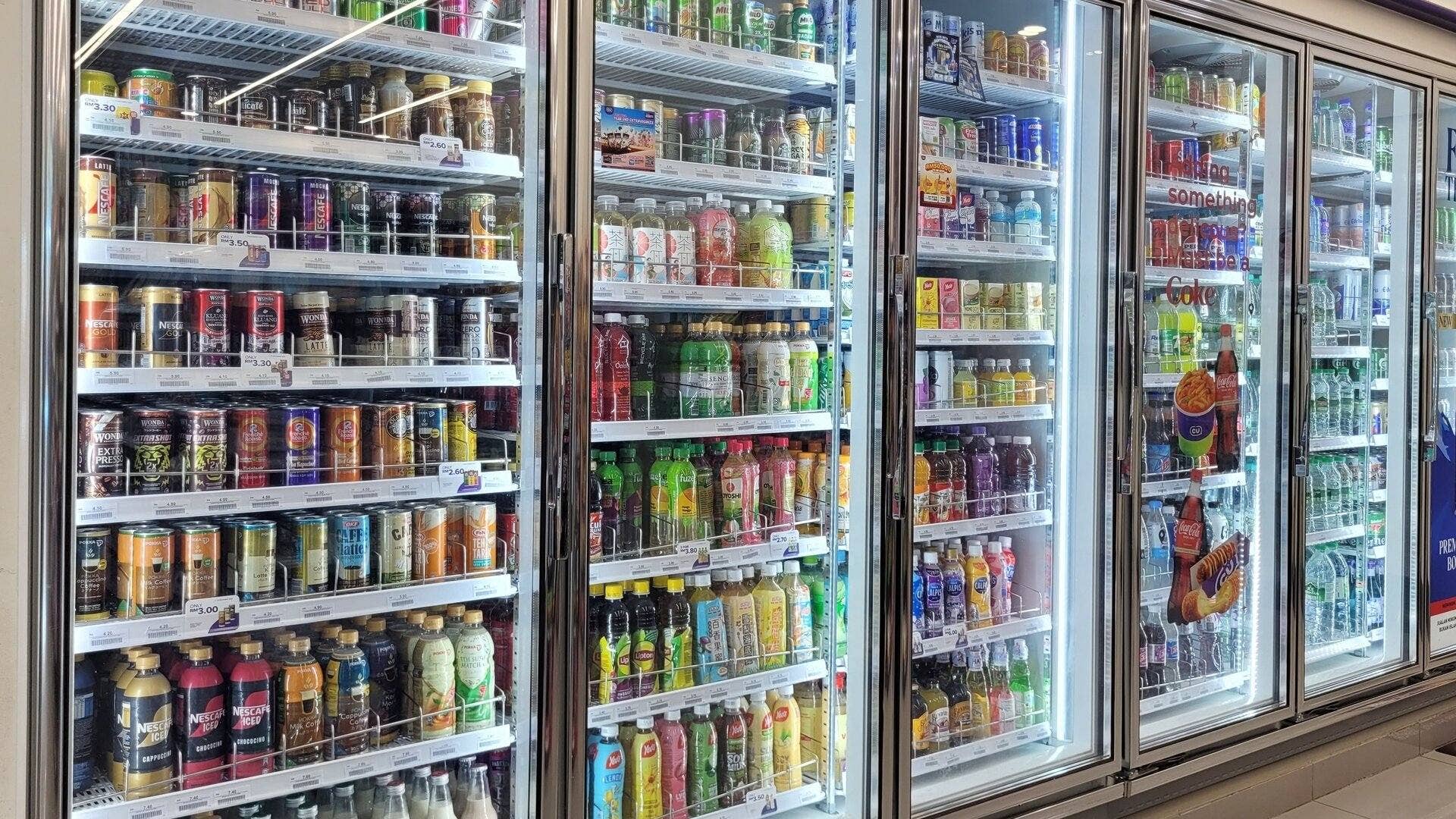 コンビニの飲料コーナーが見えます。