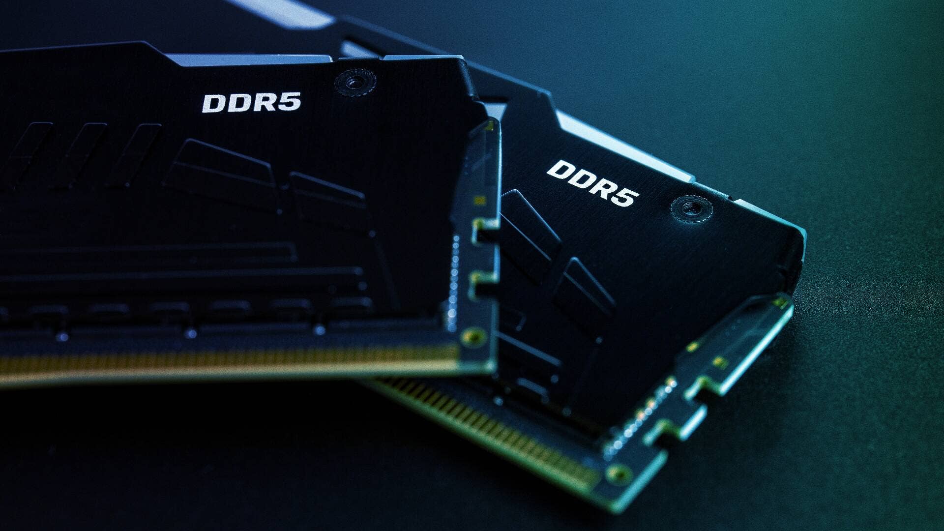 Puces de mémoire DDR5 sur un établi.