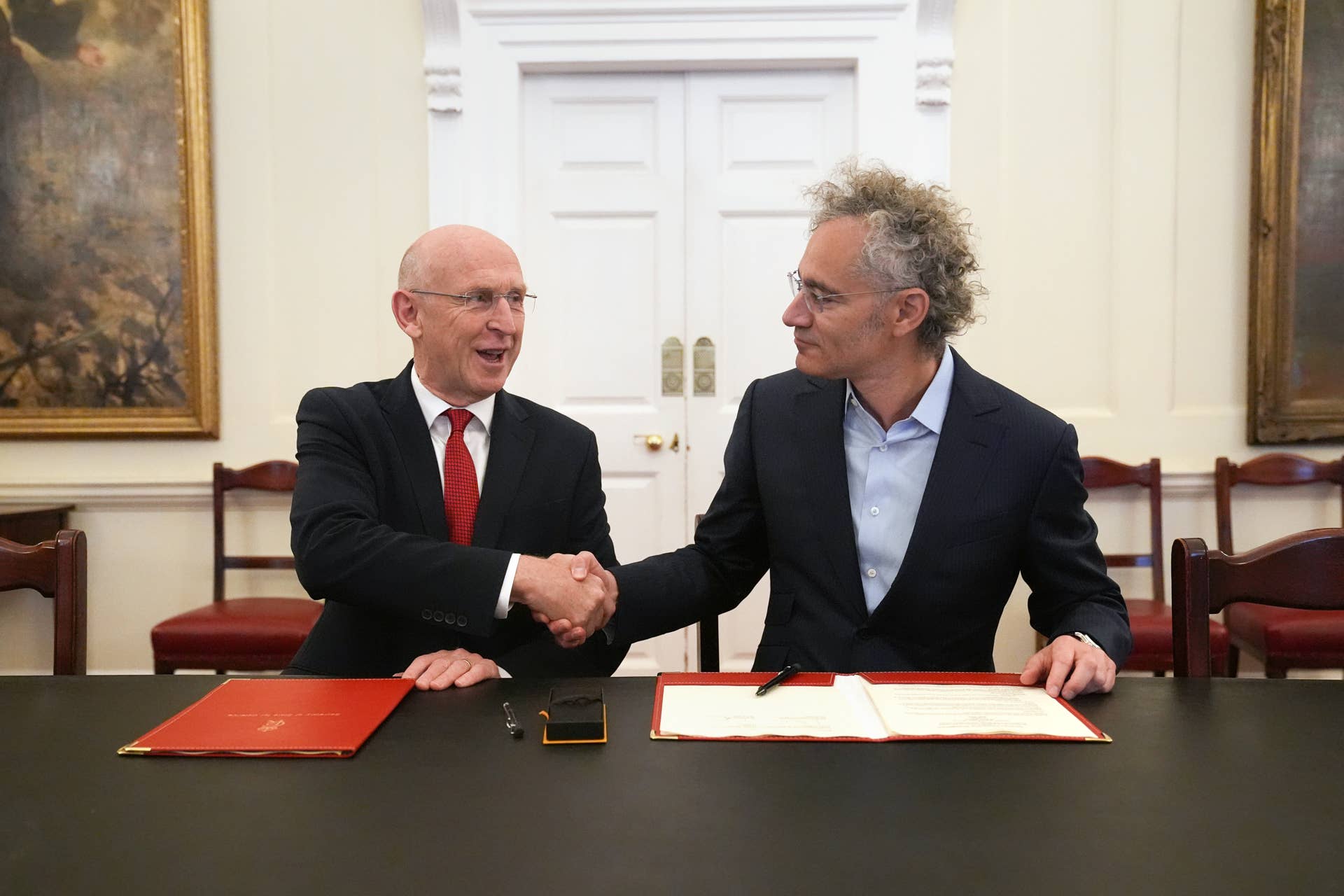 Le secrétaire à la Défense John Healey (à gauche) et le directeur général de la société de logiciels Palantir Technologies, Alex Karp, signent un investissement de 1,5 milliard de livres sterling.