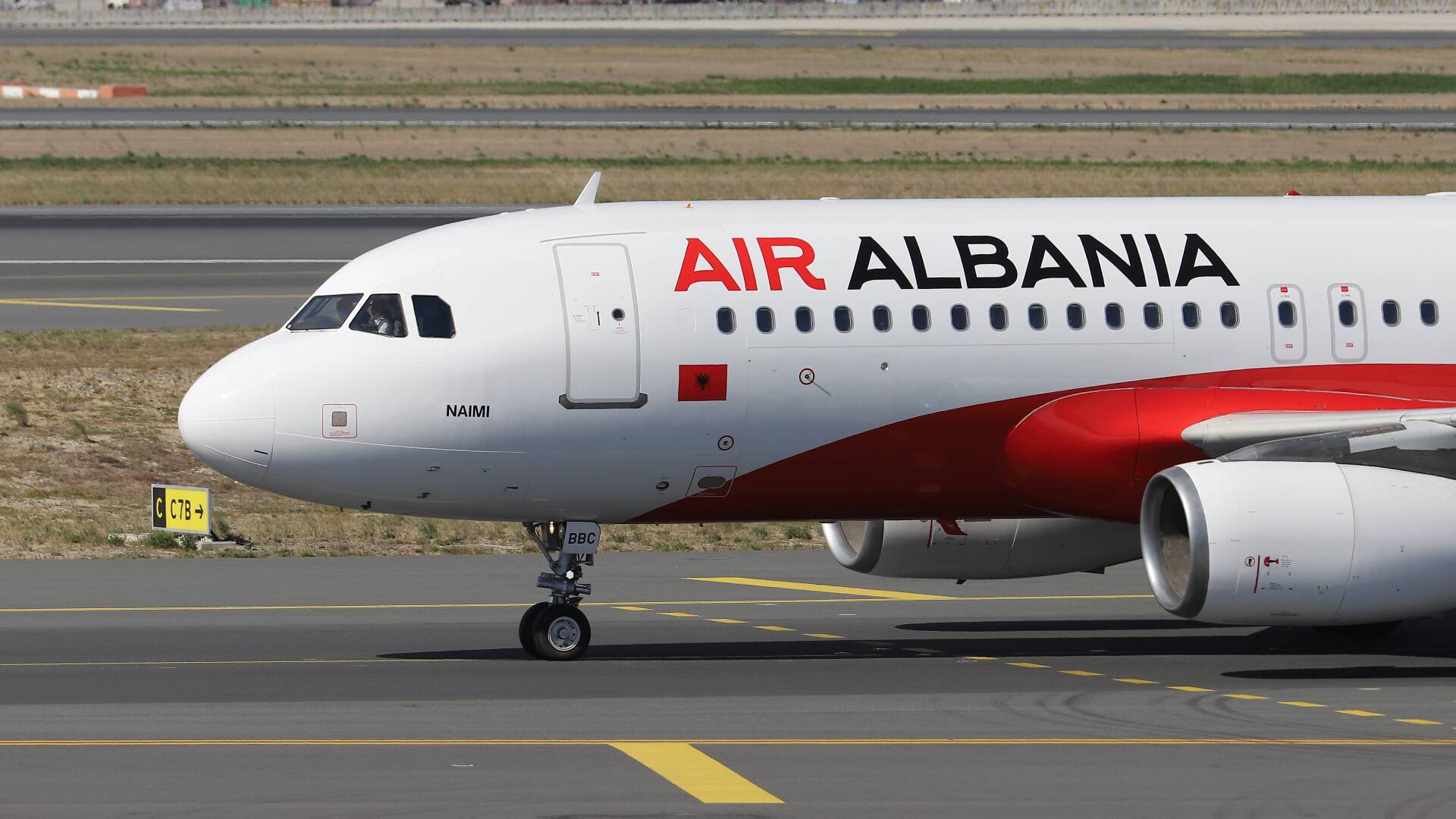 Самолет авиакомпании Air Albania на стоянке без движения