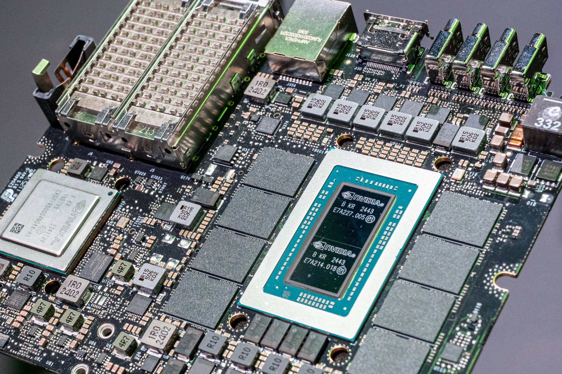 Материнская плата суперкомпьютера Nvidia DGX Spark