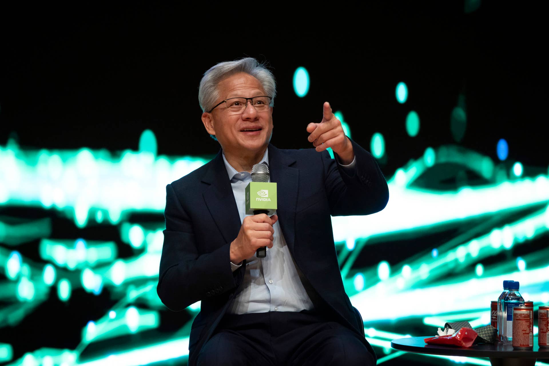 Le PDG de NVIDIA, Jensen Huang, a une séance de questions et réponses lors d'une conférence de presse.