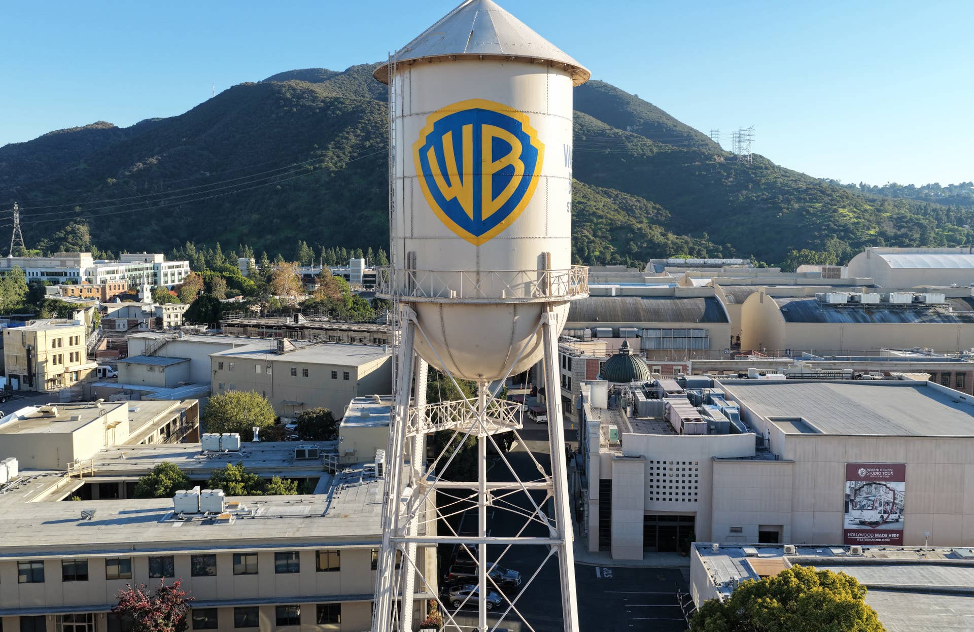 BURBANK, CALIFORNIE - 5 DÉCEMBRE : une vue aérienne du logo Warner Bros. affiché sur le château d'eau du studio Warner Bros. le 5 décembre 2025 à Burbank, Californie. Netflix et Warner Bros. Discovery, Inc. ont annoncé un accord de 82,7 milliards de dollars permettant à Netflix d'acquérir les studios de cinéma et de télévision Warner Bros., HBO Max et HBO. (Photo de Mario Tama/Getty Images)