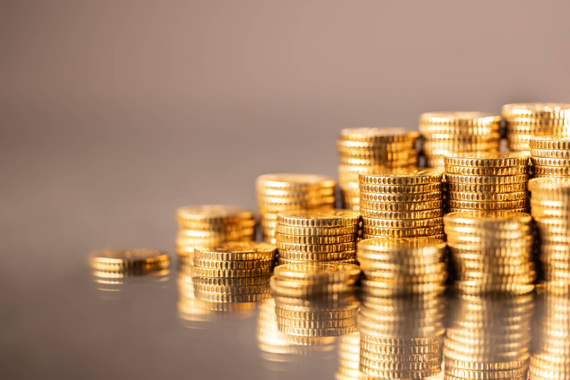 Pile de pièces d'or brillantes de 50c en euros empilées en gros plan