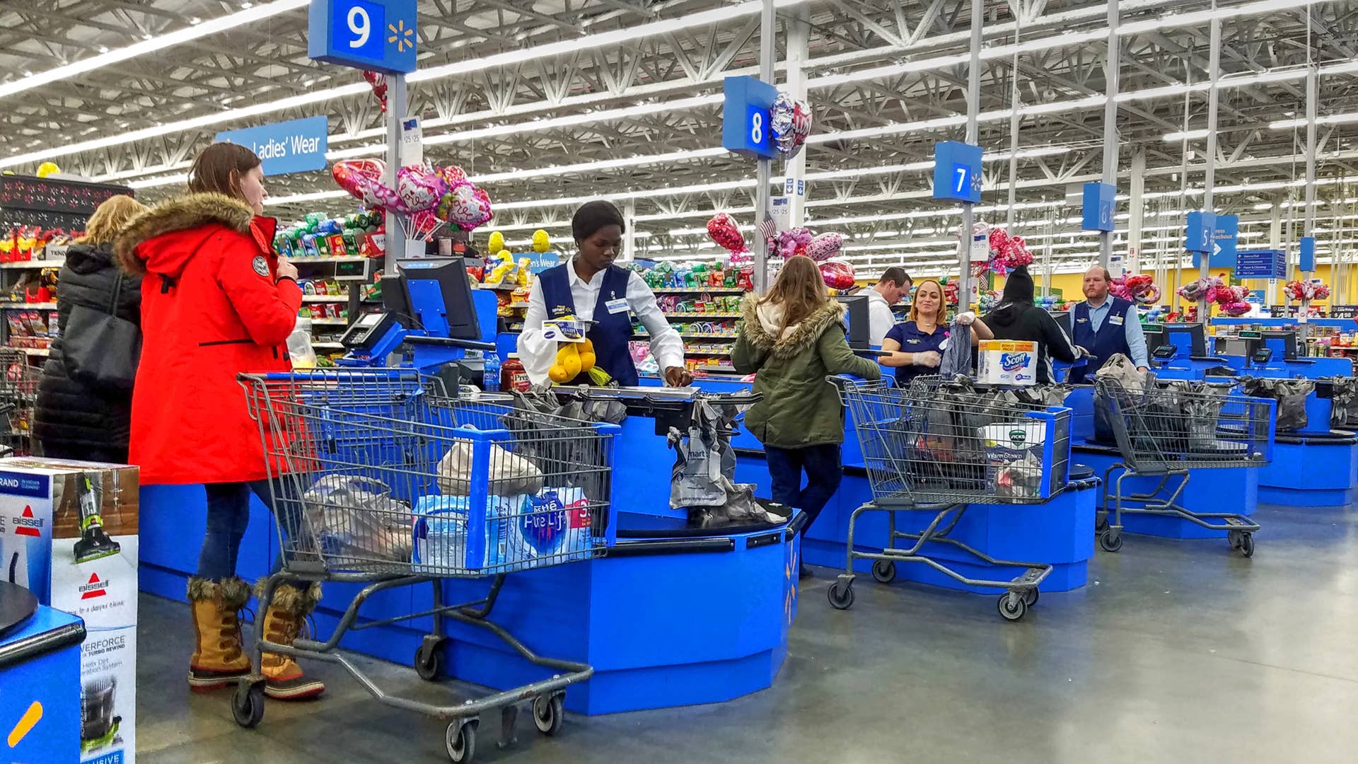 Acheteurs dans un magasin Walmart