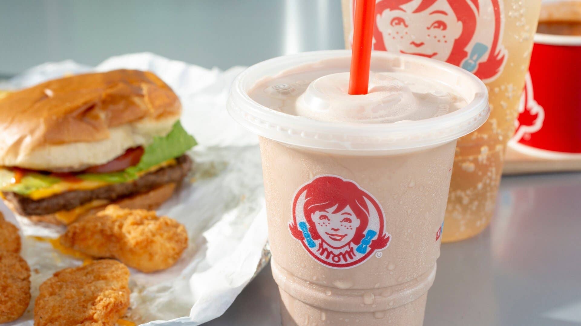 Un repas de Wendy's est vu, y compris un Frosty.