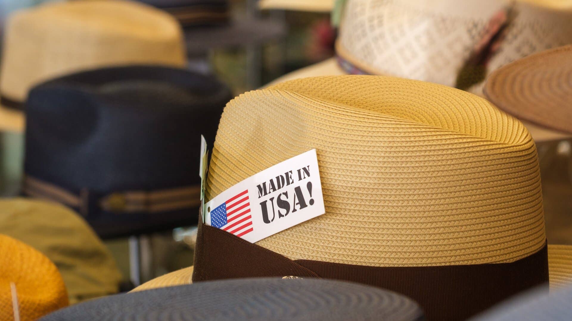 店内の帽子にはラベルが貼られています。 "アメリカ製"