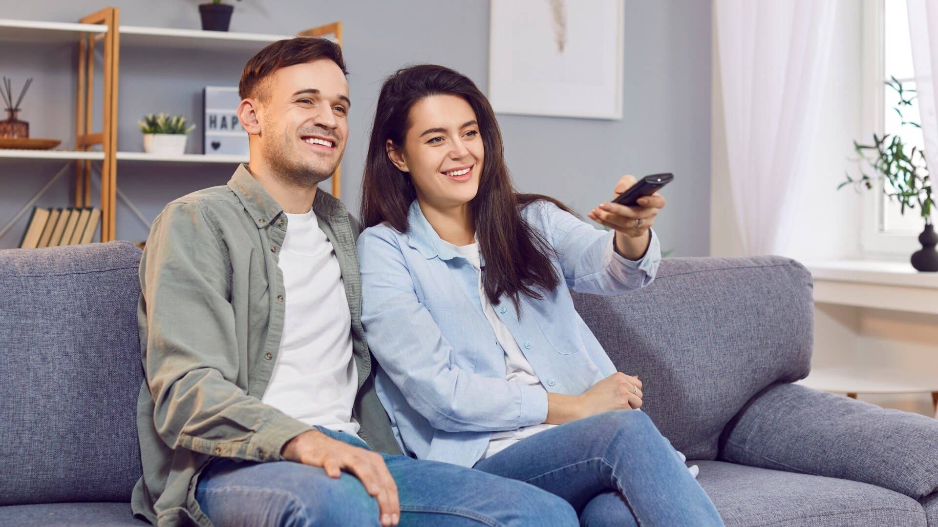 男と女がテレビを見ています。