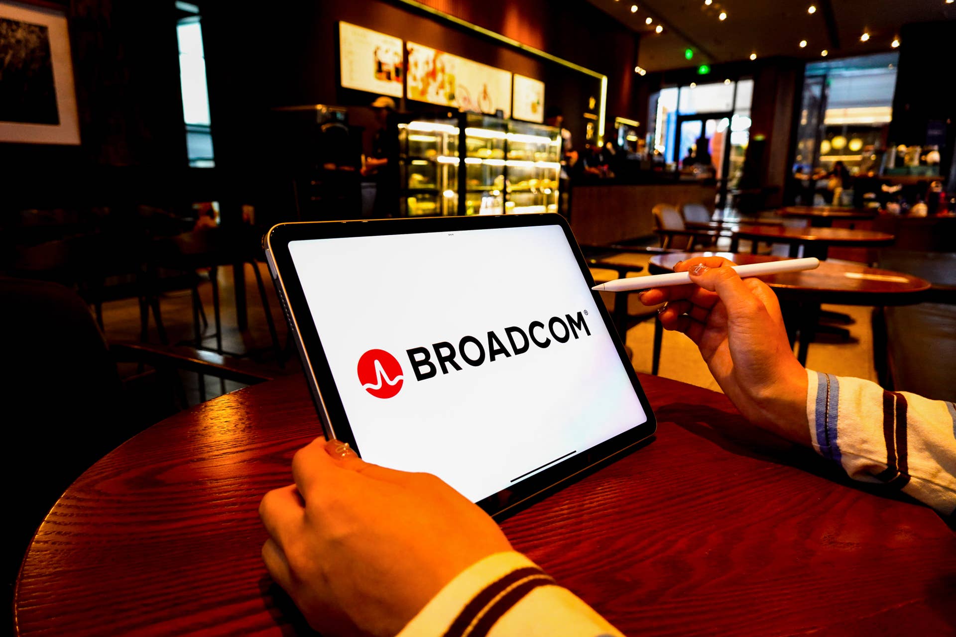 Broadcomのロゴがタブレット画面に表示されます。