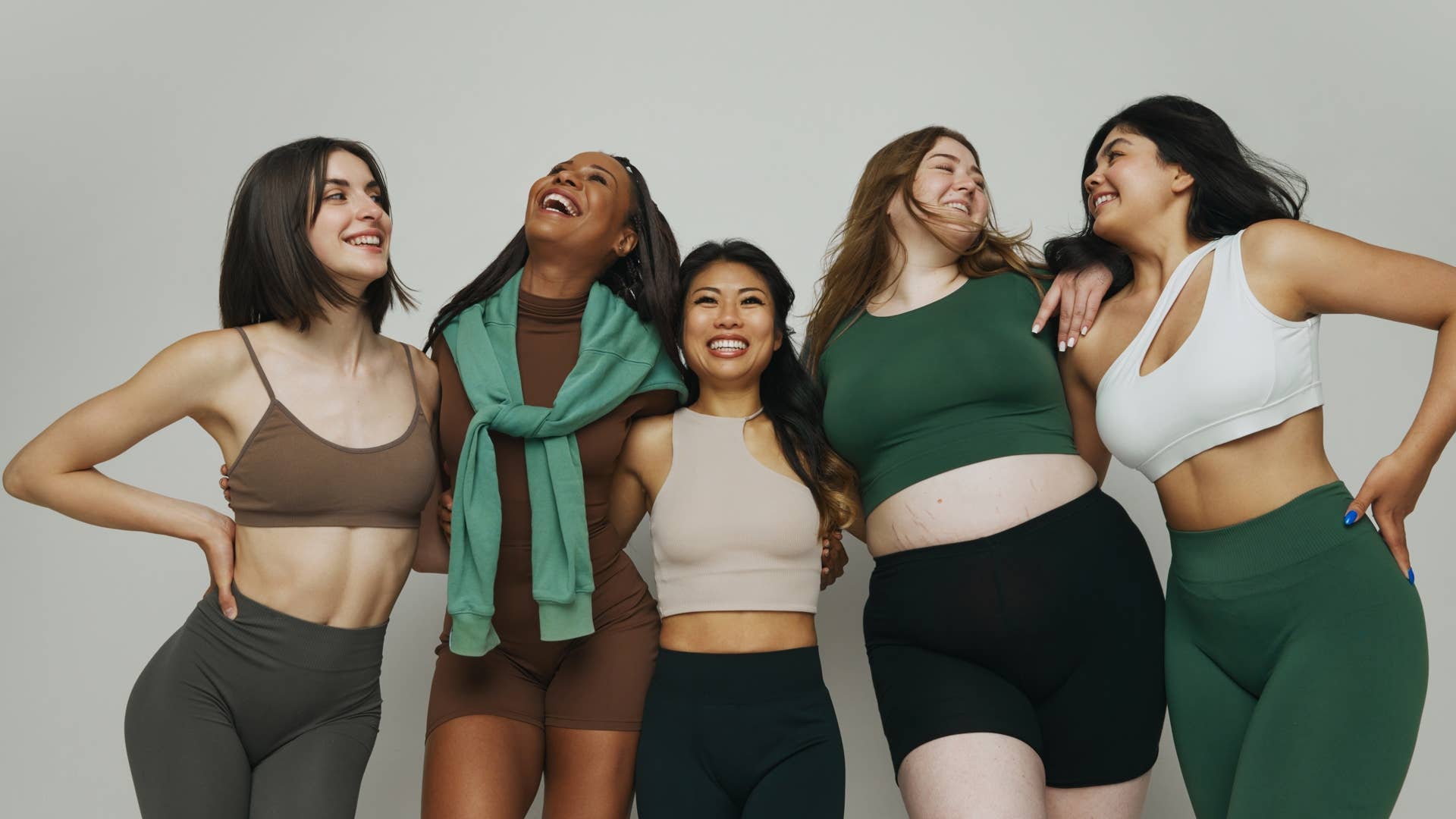 Femmes portant des vêtements de sport